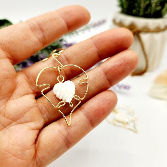 Handmade Gold Wire Leaf Shell Dangle Earrings / Minimalist Earrings / Boho Chic - Picture 4 of 13